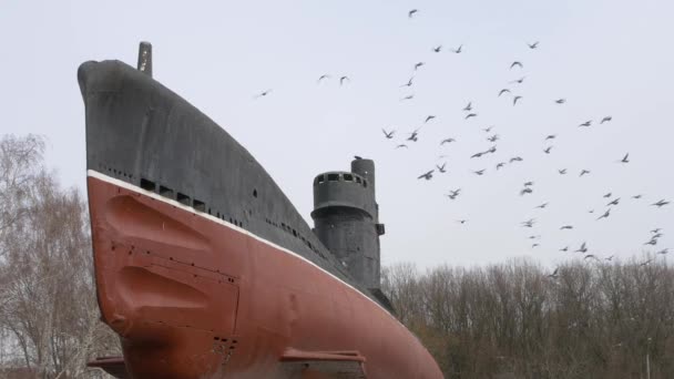 altes rostiges U-Boot und Vogelschar fliegen über die Brücke. - Filmmaterial, Video
