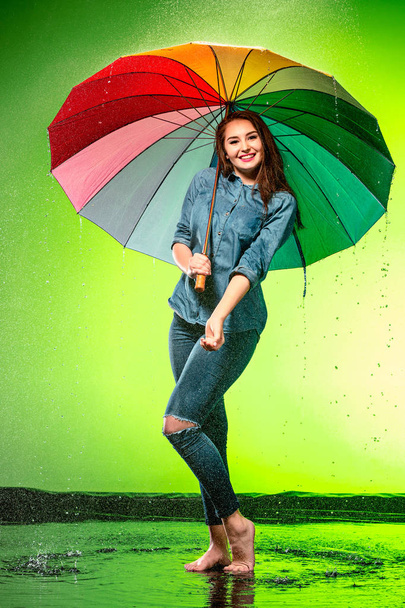 Молодая красивая женщина с зонтиком
. - Фото, изображение