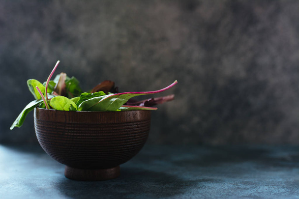 Salatsorten, frische Holas in einer hölzernen Schüssel über rustikalen T - Foto, Bild