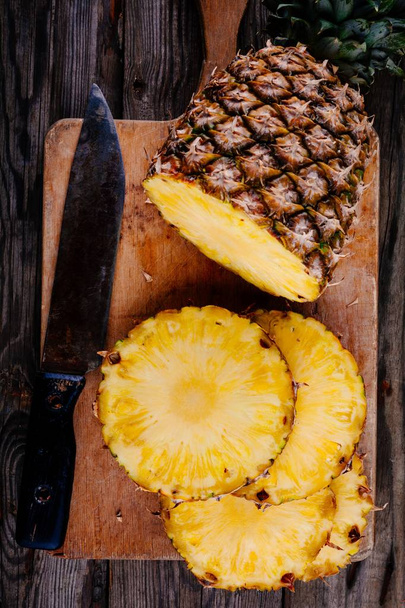 Свежий органический ананас на деревянном фоне
 - Фото, изображение