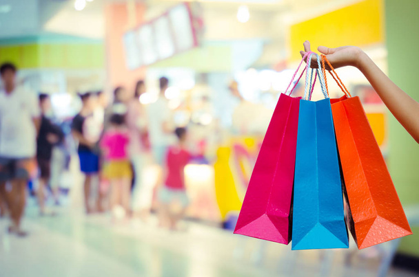 Γυναίκα με Τσάντες για ψώνια σε εμπορικό κέντρο - Φωτογραφία, εικόνα