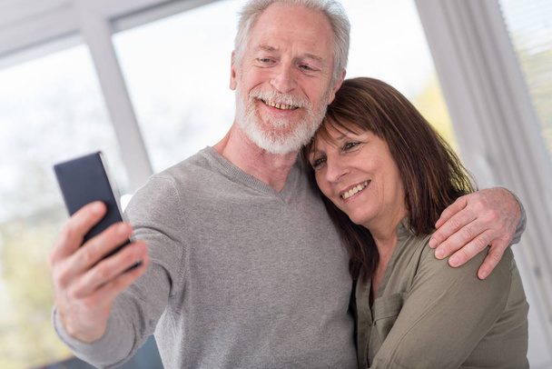 Älteres Paar macht ein Selfie - Foto, Bild