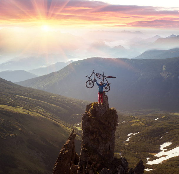 Homem com bicicleta na rocha Gudgeon
 - Foto, Imagem