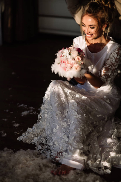 Женщина, невеста сидит на плетеном качеле. Солнечный летний день
 - Фото, изображение