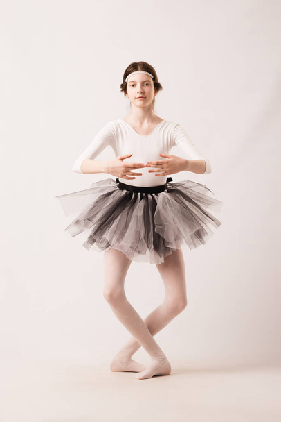 Mädchen tanzen Ballett mit weißem Hintergrund in leichter Kleidung - Foto, Bild