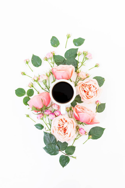 růžové květy a šálek černé kávy  - Fotografie, Obrázek