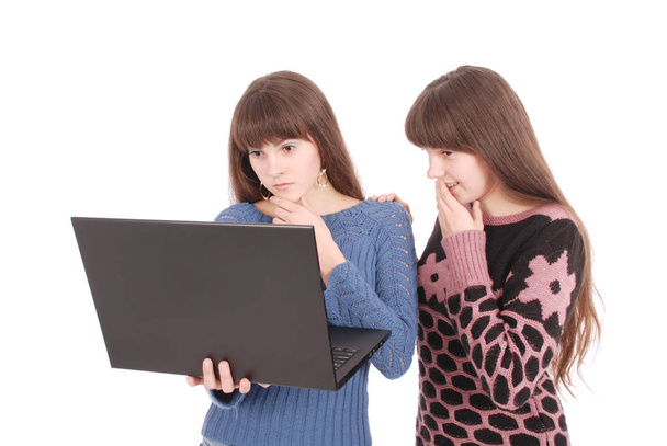 Portrait de deux sœurs jumelles avec ordinateur portable
 - Photo, image