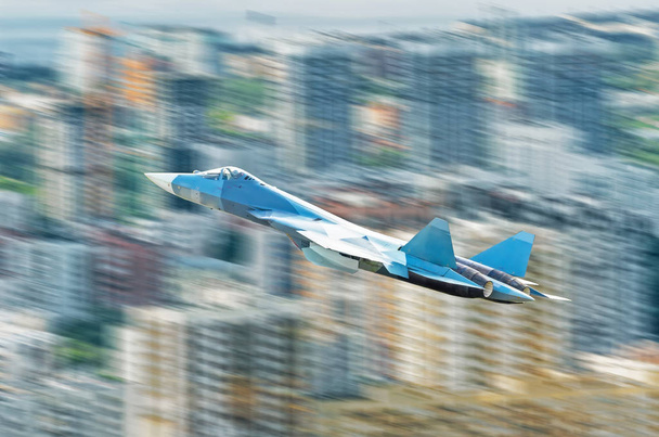 Myśliwca odrzutowego samolotu nad miastem o wysokiej prędkości - Zdjęcie, obraz