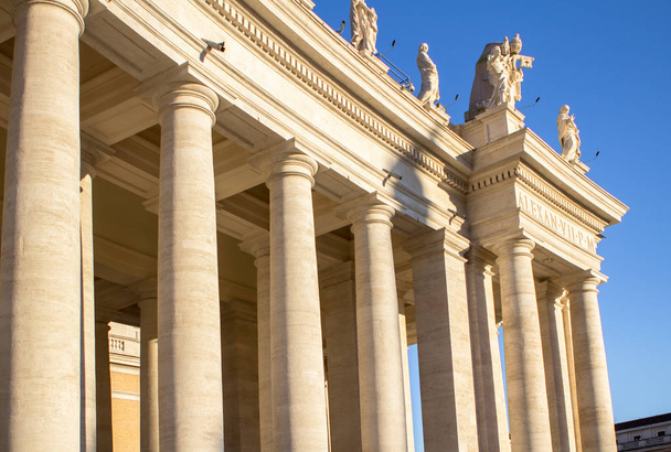 Colonne in Piazza San Pietro, Città del Vaticano, Italia
 - Foto, immagini