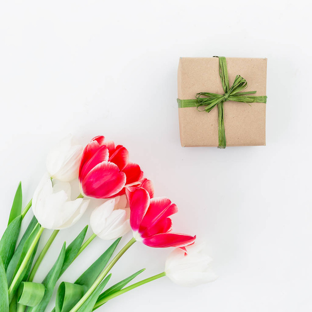 Kytice tulipánů a krabičky - Fotografie, Obrázek