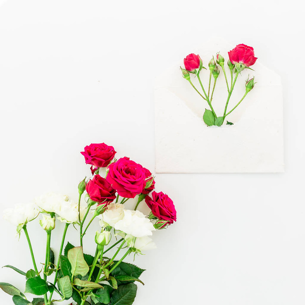 Belles roses dans l'enveloppe
  - Photo, image