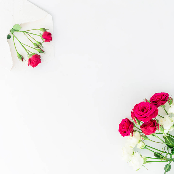 Hermosas rosas en sobre
  - Foto, Imagen