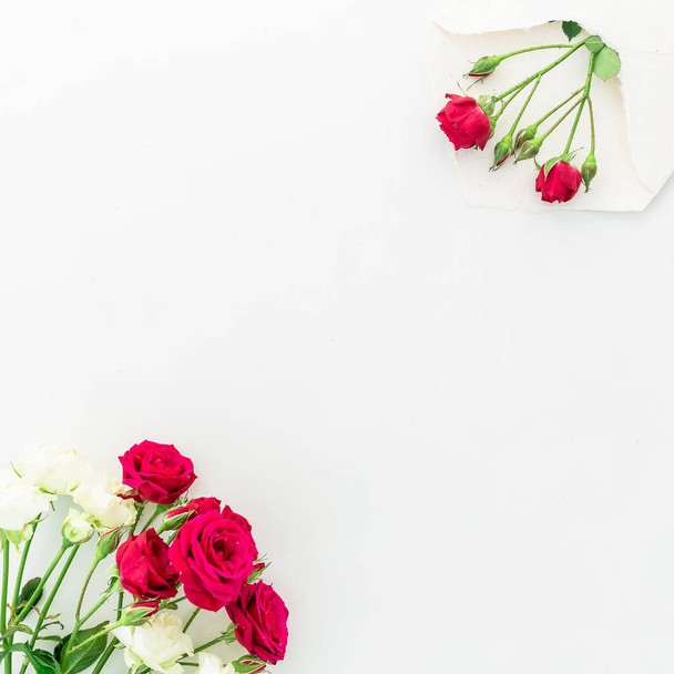 Piękne róże w kopercie  - Zdjęcie, obraz