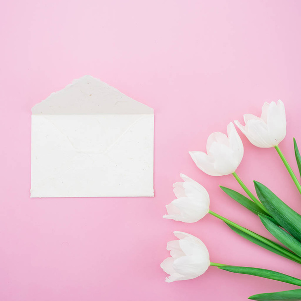 bright tulips and envelop - Fotoğraf, Görsel