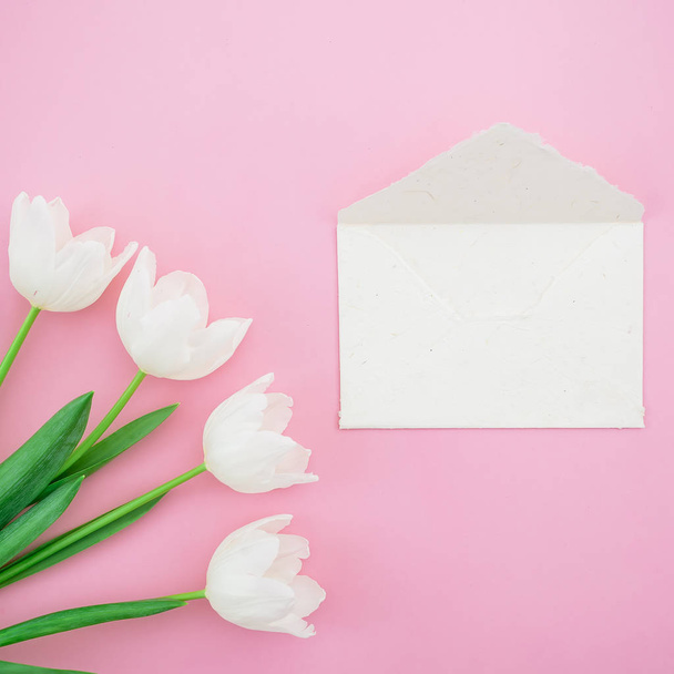bright tulips and envelop - Foto, afbeelding