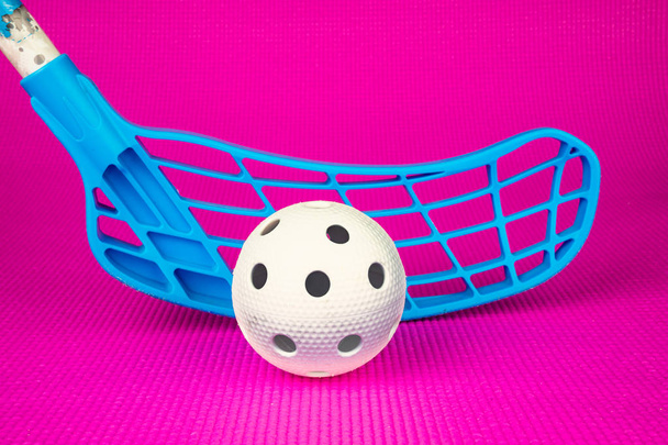 Floorball apparatuur met roze vloer - Foto, afbeelding