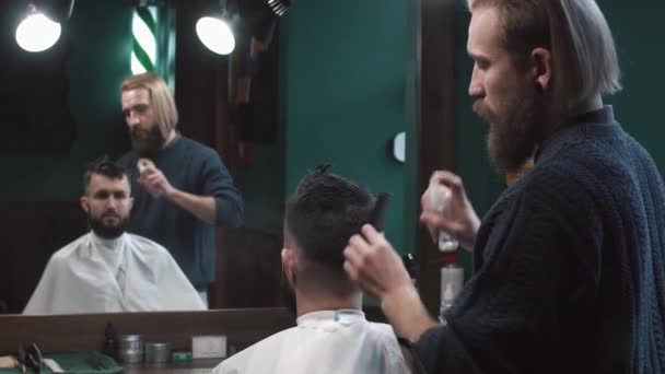 Male barber combing hair at the hairdresser. Hair styling - Filmmaterial, Video