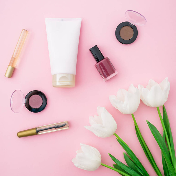 weiße Tulpen mit Kosmetik  - Foto, Bild