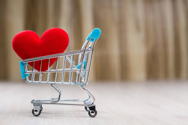Red heart in the shopping cart - Foto, Imagem