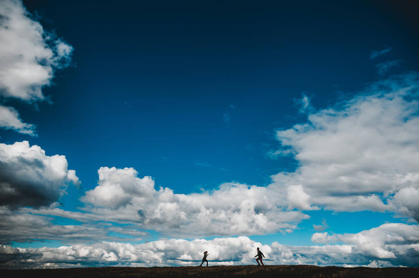 kilku turystów biegających w górach - Zdjęcie, obraz