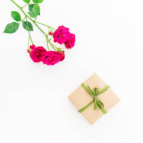 Gyönyörű piros rózsák és ajándék doboz - Fotó, kép