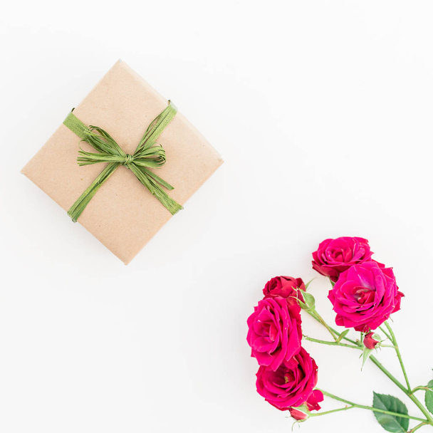 Gyönyörű piros rózsák és ajándék doboz - Fotó, kép