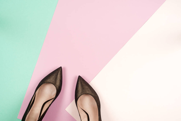 Moda, zapatos femeninos diferentes en tacones altos
 - Foto, imagen