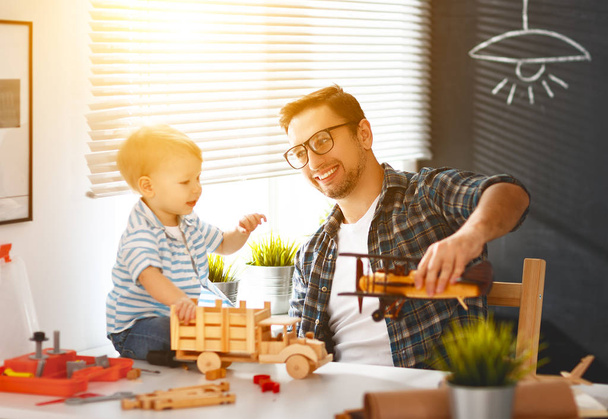 padre e figlio bambino raccogliere mestiere una macchina in legno e giocare
 - Foto, immagini