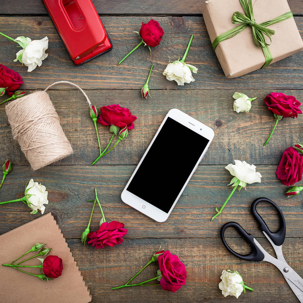Telefone celular com flores de rosas
 - Foto, Imagem