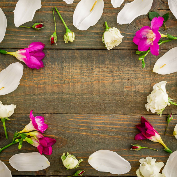 mooie bloemen op houten achtergrond - Foto, afbeelding