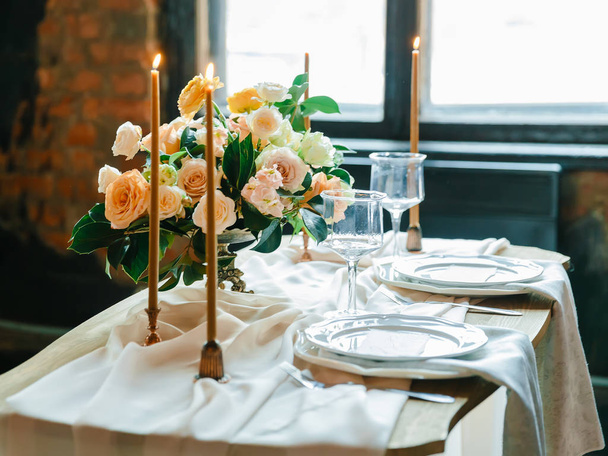 Table avec fleuriste et décor
 - Photo, image