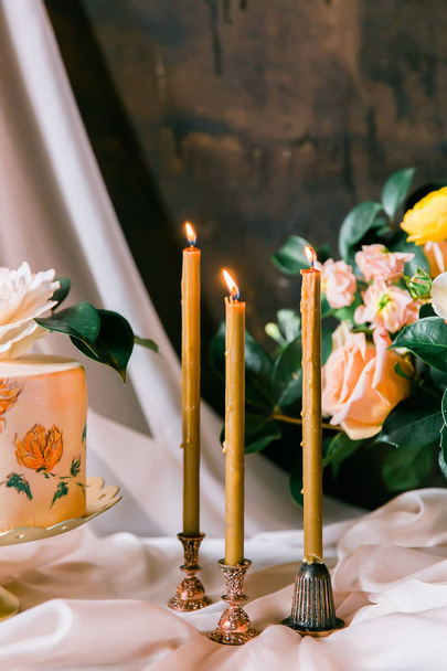 gâteau, bougies et belles fleurs
 - Photo, image
