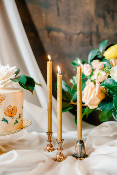 gâteau, bougies et belles fleurs
 - Photo, image