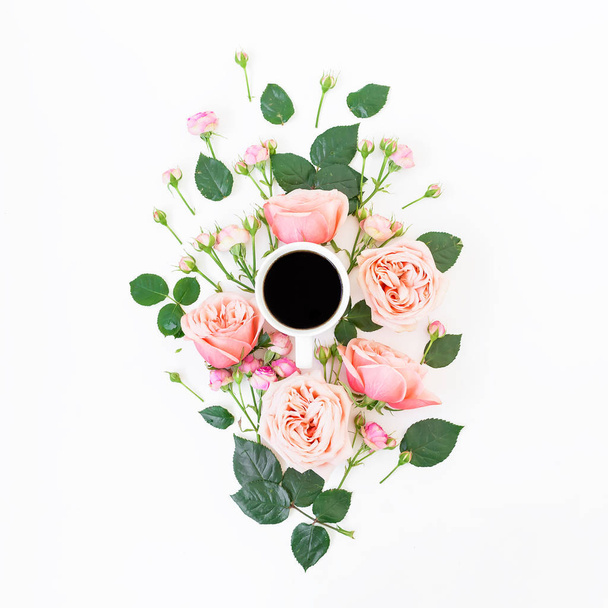  rozen en kopje koffie   - Foto, afbeelding