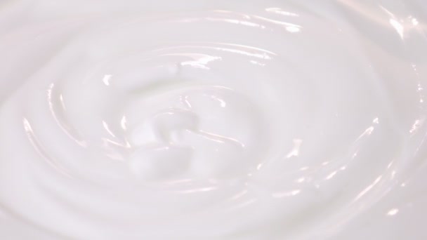 Schlupfloch-Video von wirbelndem Joghurt in 4k - Filmmaterial, Video