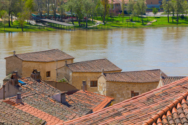 Río duero en su camino a través de la ciudad de Zamora
 - Foto, Imagen