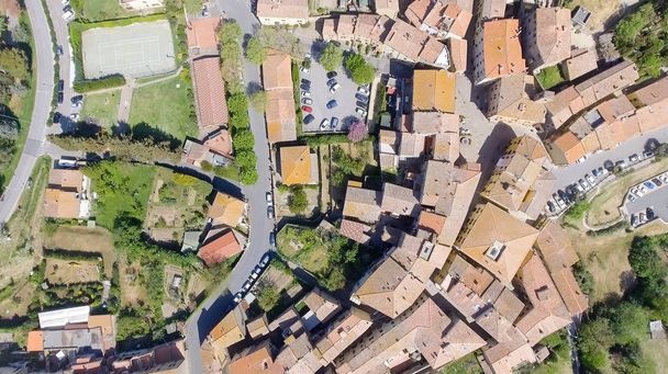 Maisons de Toscane le long de la campagne, Italie
 - Photo, image