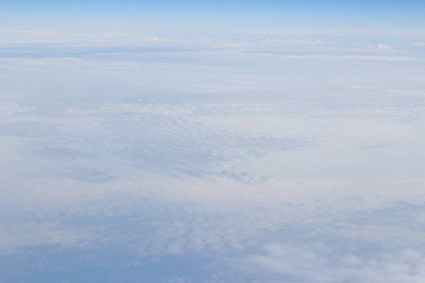 blauwe hemel hoog uitzicht vanaf vliegtuig wolken vormen - Foto, afbeelding