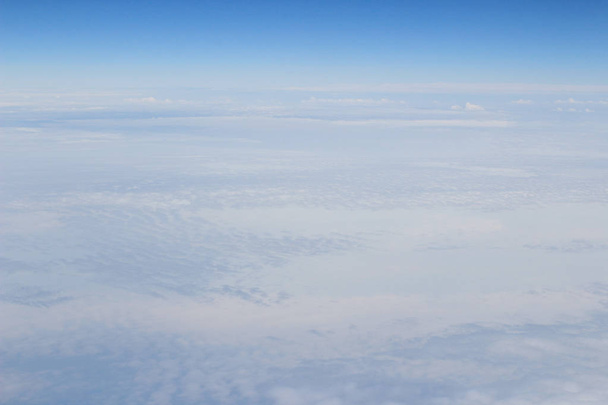 Wolken, een uitzicht vanuit vliegtuig raam - Foto, afbeelding