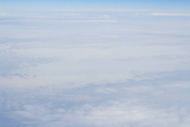 Блакитне небо високої видимості з форм літальних хмар
 - Фото, зображення