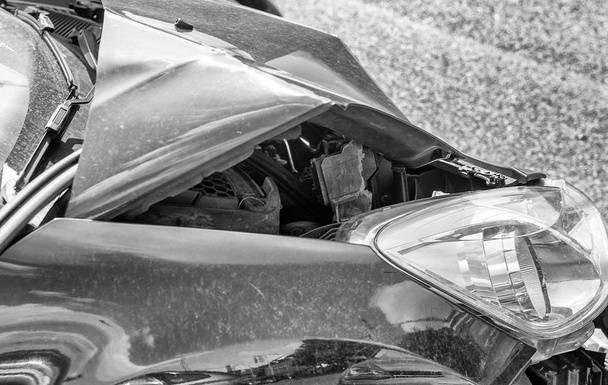Rikkinäinen auto onnettomuuden jälkeen, näkymä auton edestä
 - Valokuva, kuva