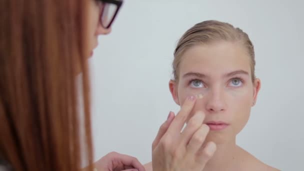 Maquillaje profesional artista aplicando crema base sombra de ojos imprimación para modelar el ojo
 - Metraje, vídeo
