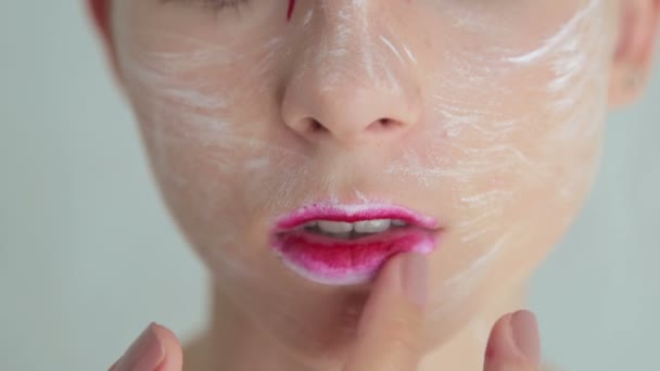 Pittura labbra: truccatore professionista che fa arte del trucco del viso
 - Filmati, video