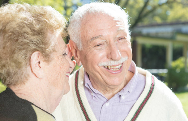 Bejaarde echtpaar in de tuin - Foto, afbeelding