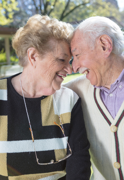 Bejaarde echtpaar in de tuin - Foto, afbeelding