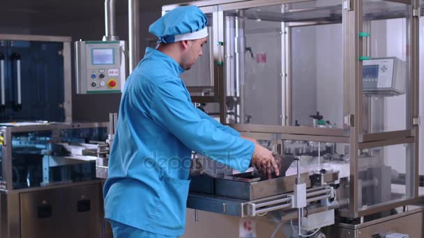 Fabrikbetreiber steuern pharmazeutische Verpackungsmaschine in Fabrik - Filmmaterial, Video