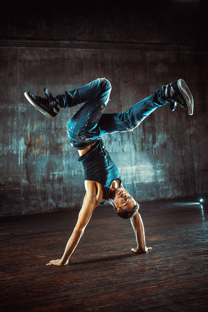 Break dancing man - Φωτογραφία, εικόνα