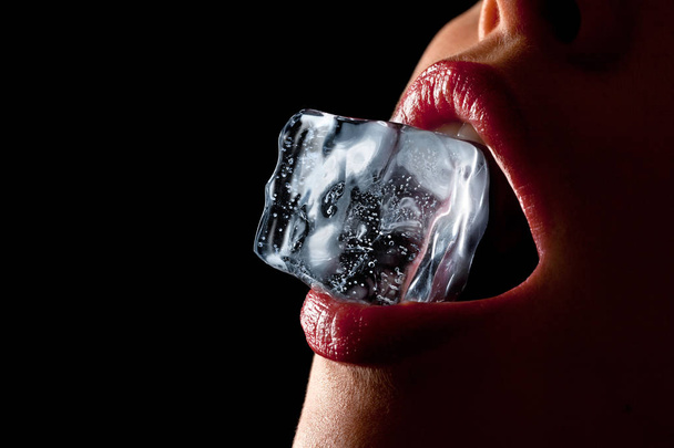 Ice cube in woman's mouth. - Foto, afbeelding