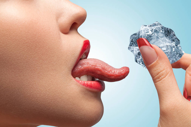 woman going taste ice piece - Foto, Imagem
