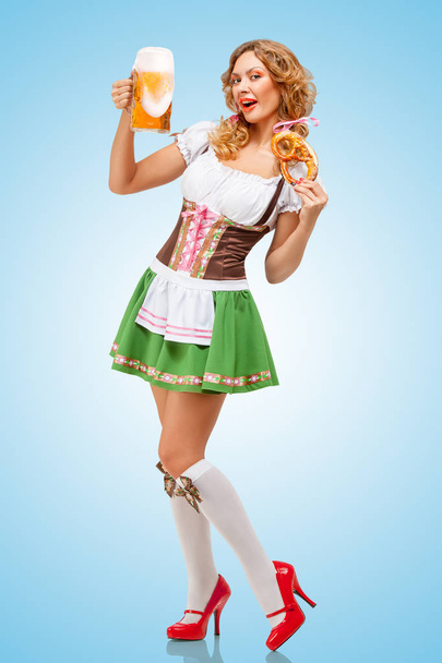 Beautiful sexy Oktoberfest waitress - Foto, afbeelding